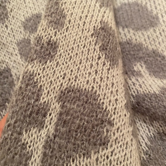 Cheetah print grey sweater with buttons - Picture 4 of 5